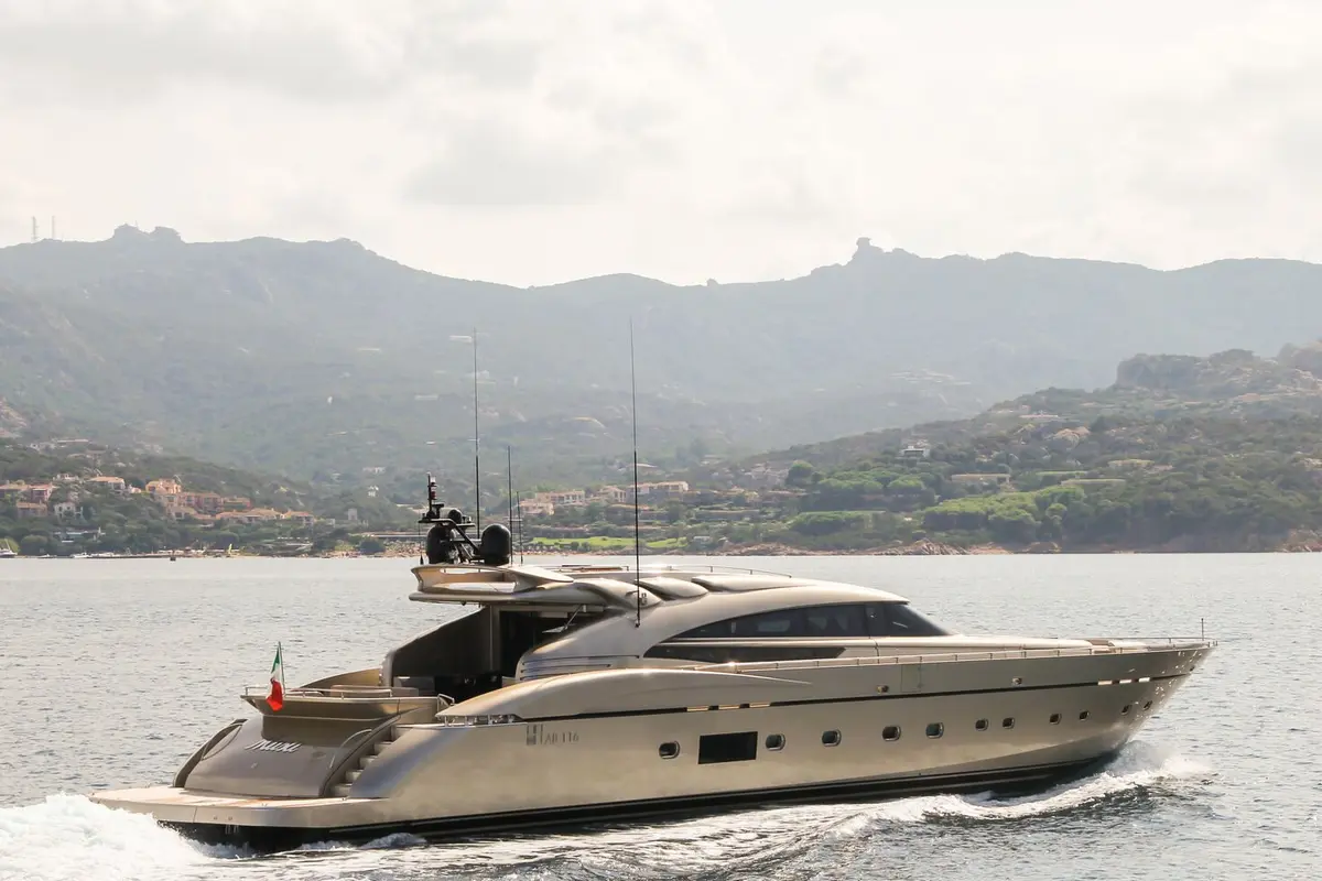 AB Yachts 116, главная палуба — Cannes Yachst hire, Канны. AB Yachts 116 — 36m