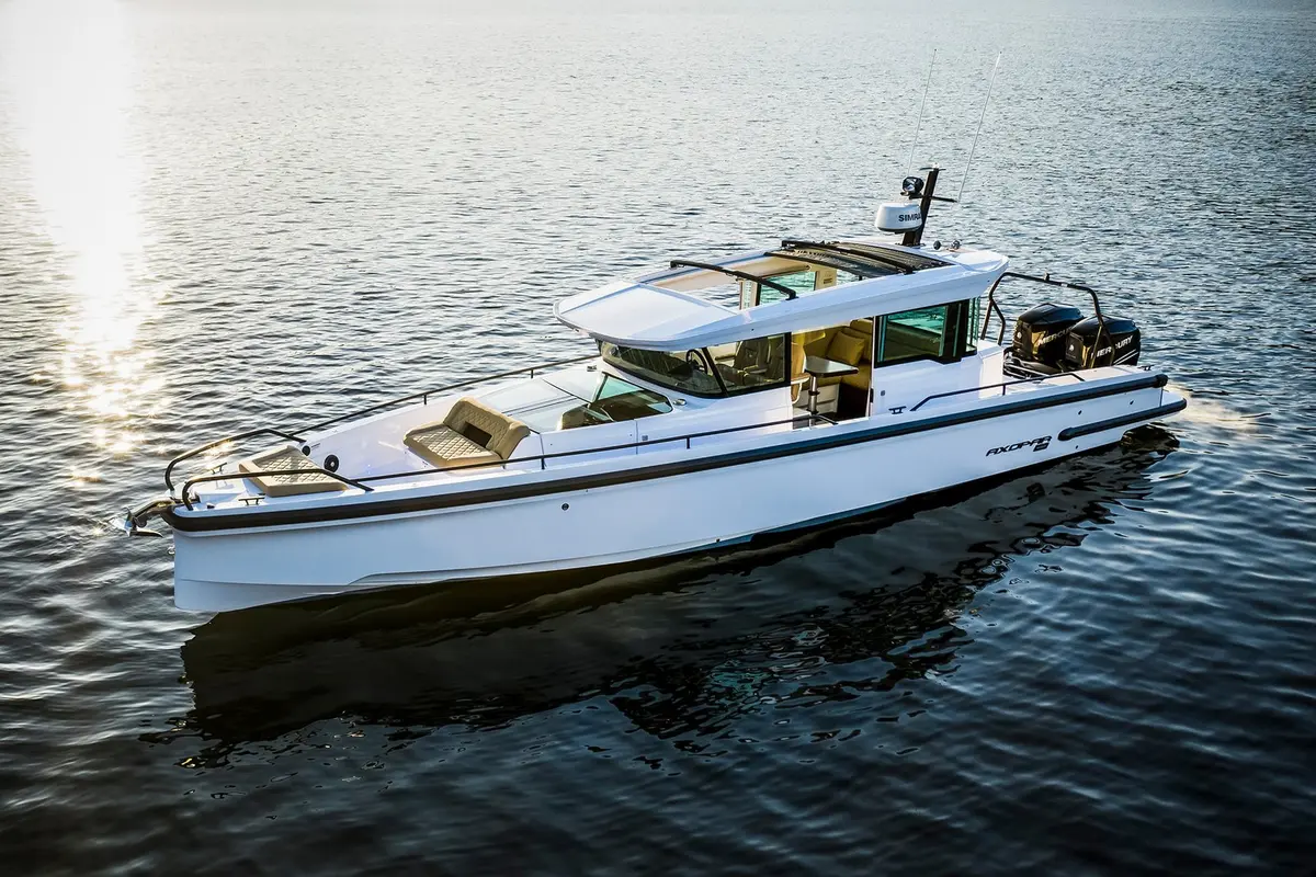 Axopar 37, главная каюта — Cannes Yachst hire, Канны. Axopar 37 — 11.5m
