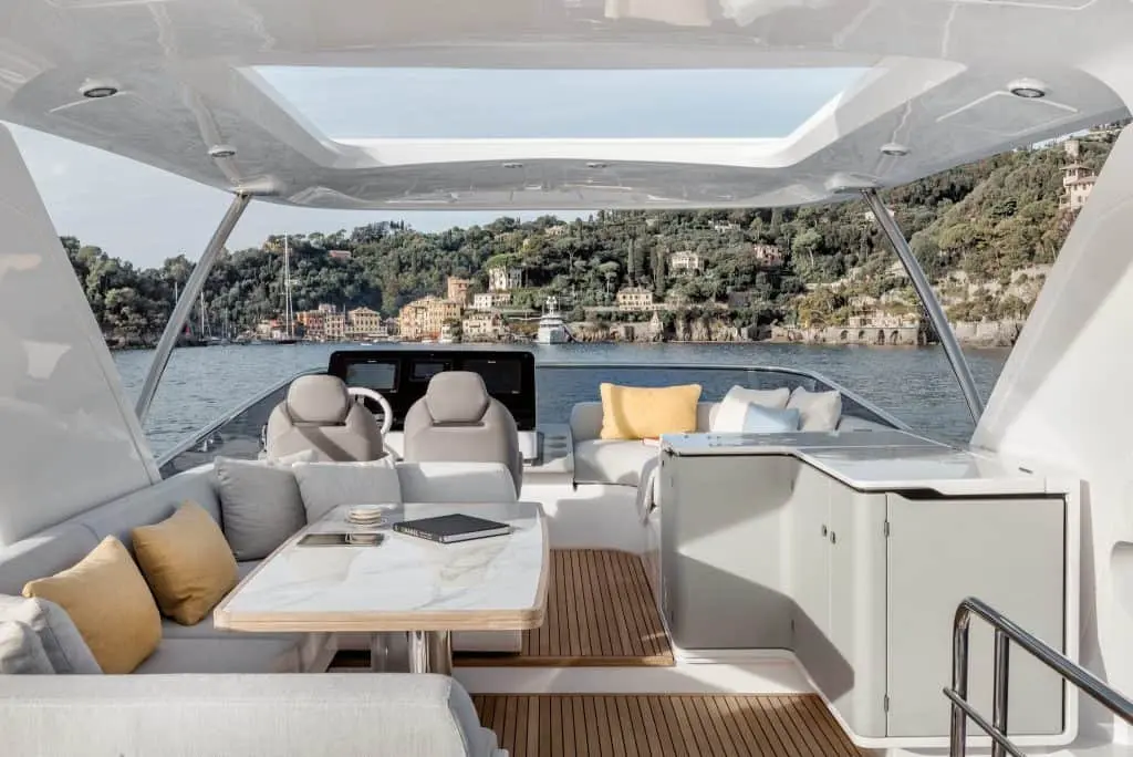 Azimut 60 Fly, главная каюта — Cannes Yachst hire, Канны. Azimut 60 Fly — 20m