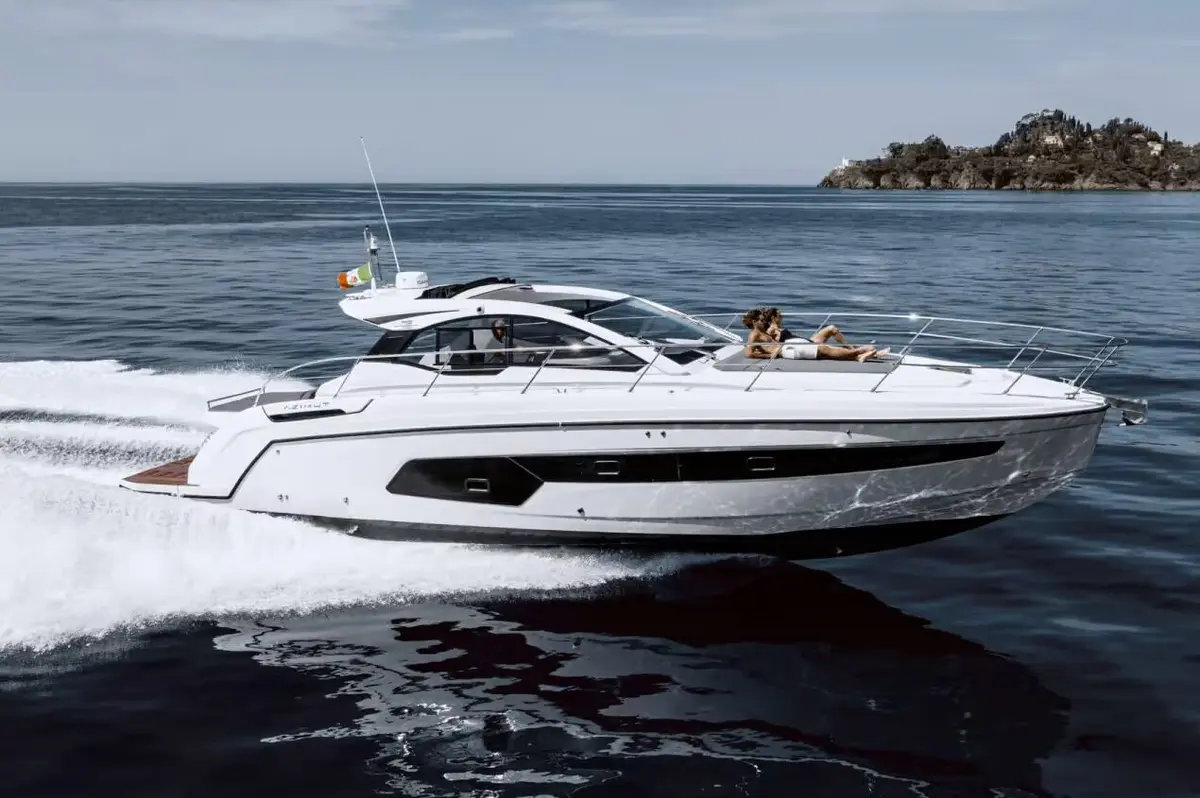 Azimut 45, exterior — Cannes Yachst hire, Cannes. Azimut 45 — 13.7m