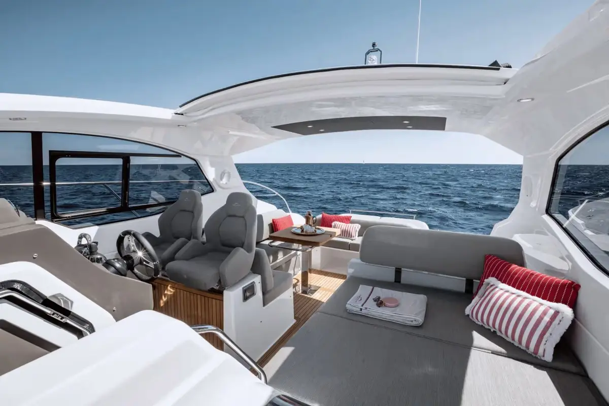 Azimut 45, aft deck — Cannes Yachst hire, Cannes. Azimut 45 — 13.7m
