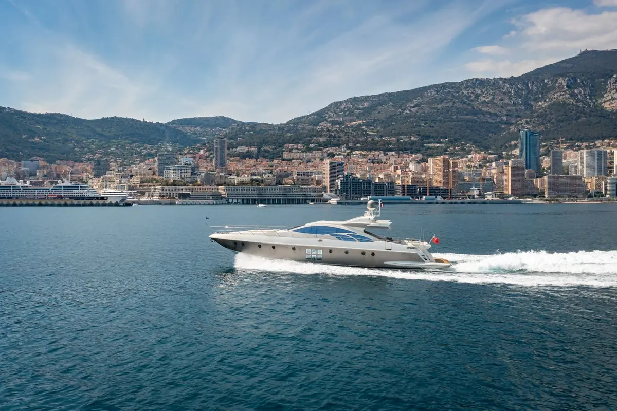 Azimut 86, main deck — Cannes Yachst hire, Cannes. Azimut 86 — 26m