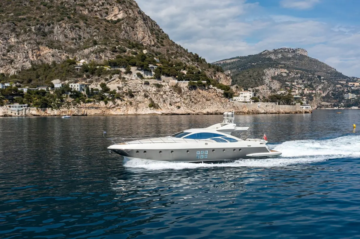 Azimut 86, aft deck — Cannes Yachst hire, Cannes. Azimut 86 — 26m