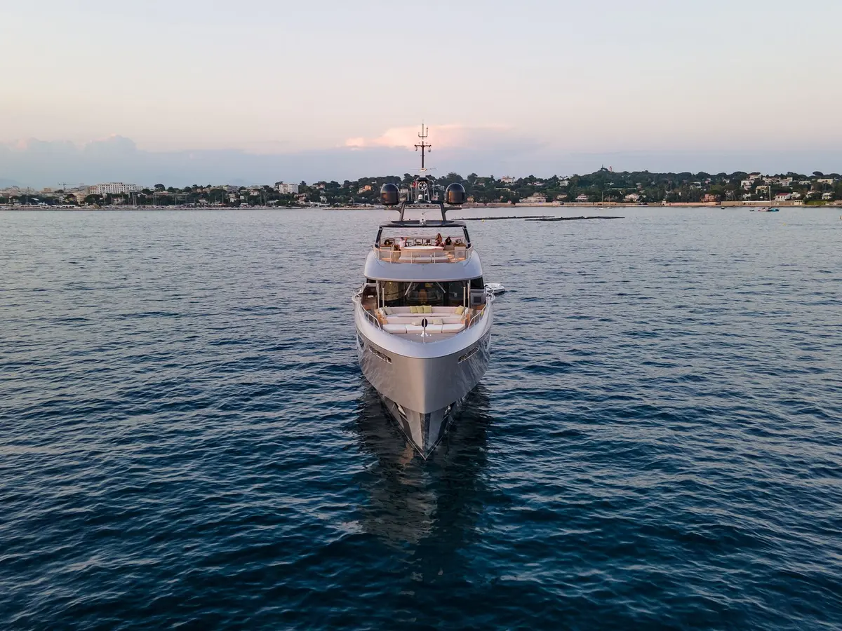 Benetti 28m, cubierta de popa — Cannes Yachst hire, Cannes. Benetti 28m — 28m