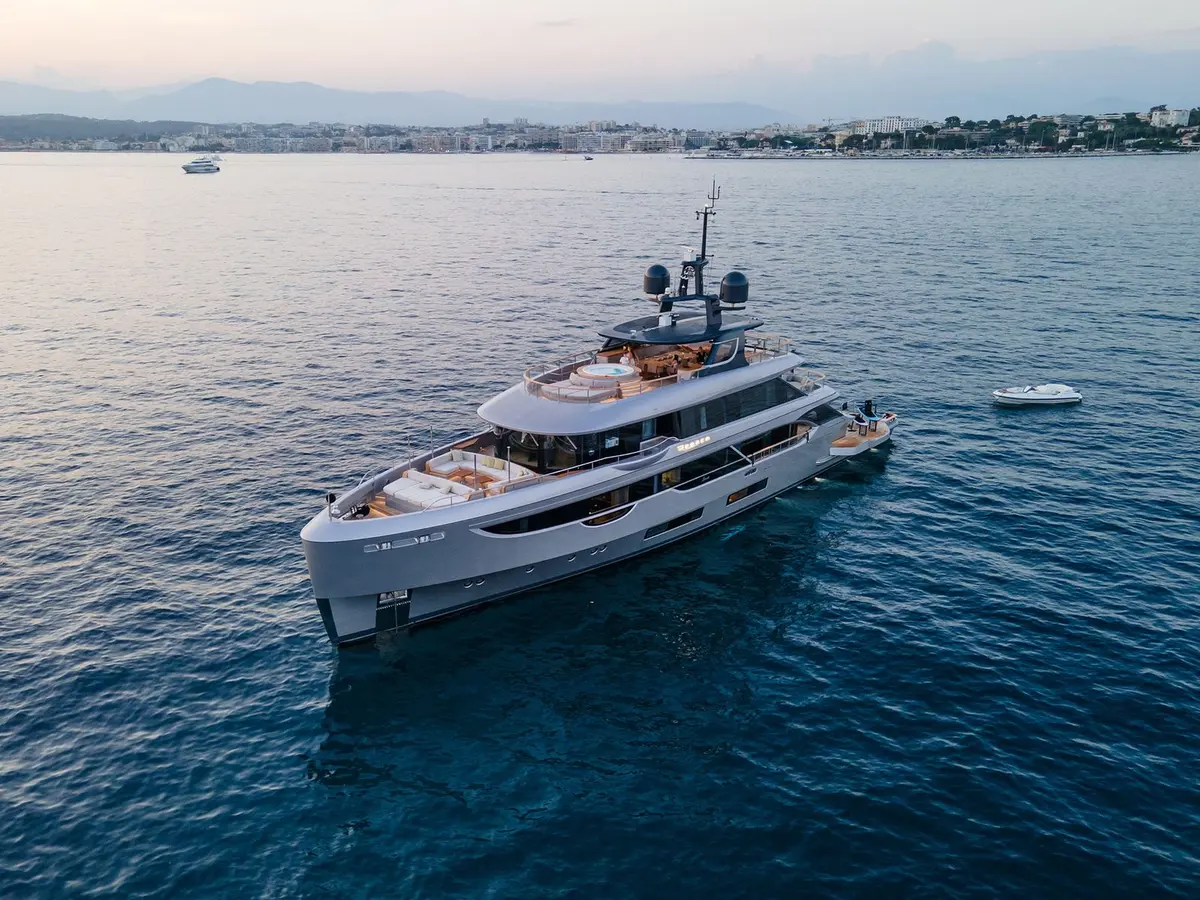 Oasis 40, главная палуба — Cannes Yachst hire, Канны. Oasis 40 — 40m