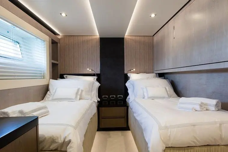 Cerri 102’ Flying Sport, salon — Cannes Yachst hire, Cannes. Cerri 102’ Flying Sport — 31m