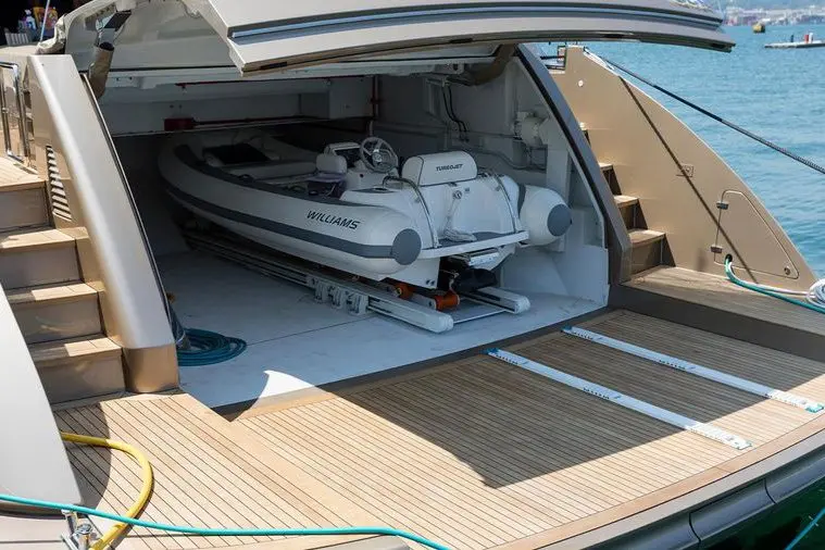 Cerri 102’ Flying Sport, master cabin — Cannes Yachst hire, Cannes. Cerri 102’ Flying Sport — 31m