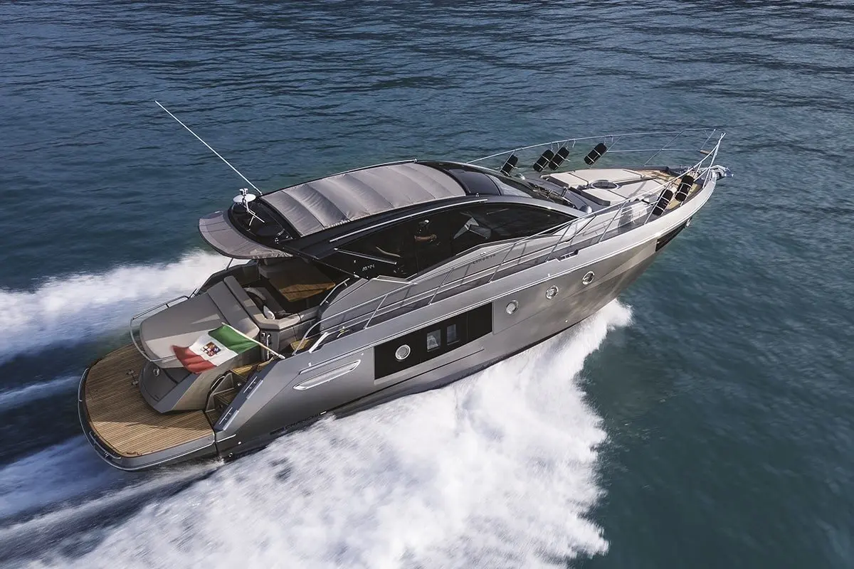 Cranchi M44 HT, master cabin — Cannes Yachst hire, Cannes. Cranchi M44 HT — 14m
