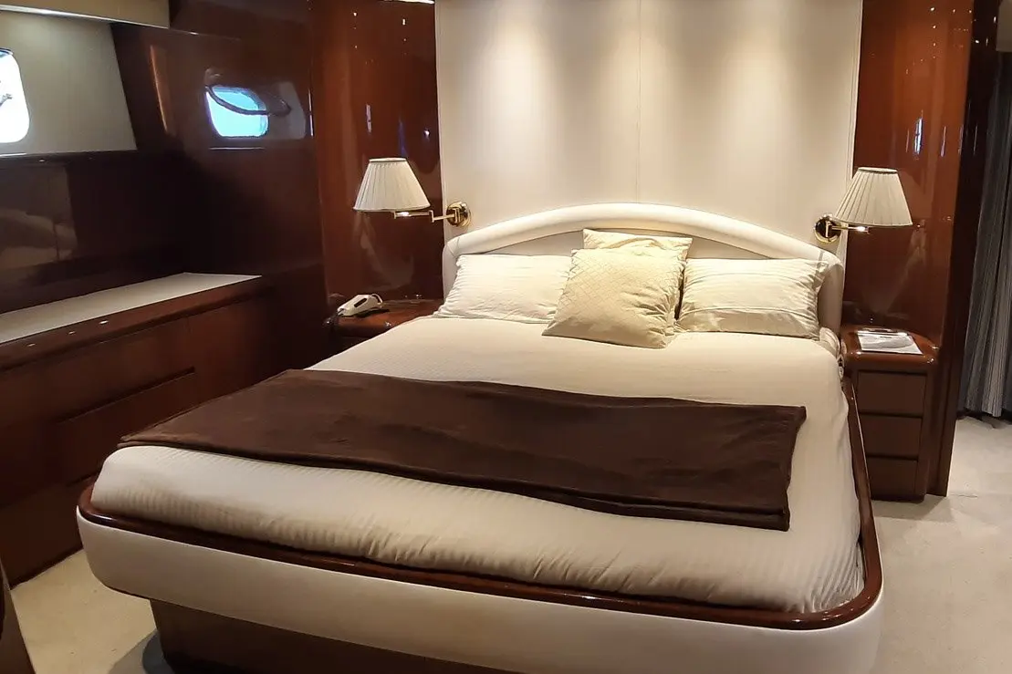 Falcon 80S, salon — Cannes Yachst hire, Cannes. Falcon 80S — 24m
