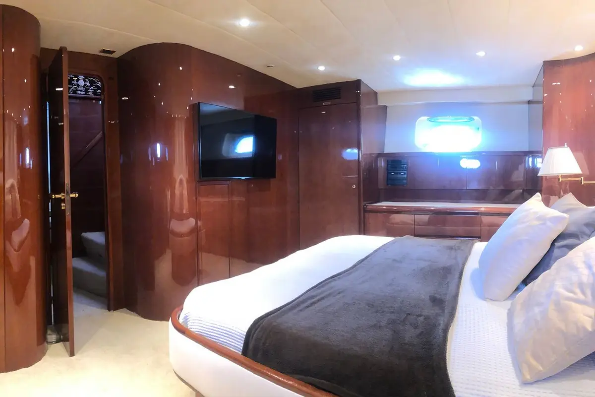 Falcon 80S, flybridge — Cannes Yachst hire, Cannes. Falcon 80S — 24m