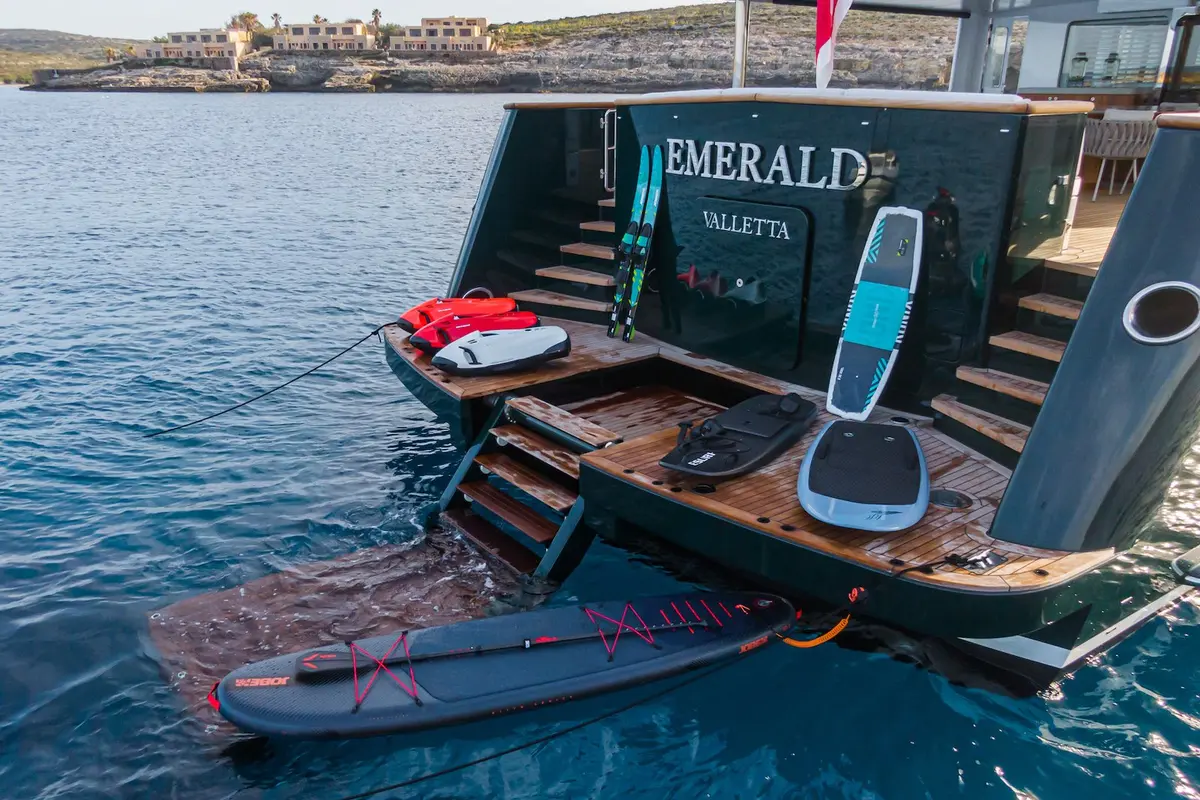 Emerald, master cabin — Cannes Yachst hire, Cannes. Emerald — 50m