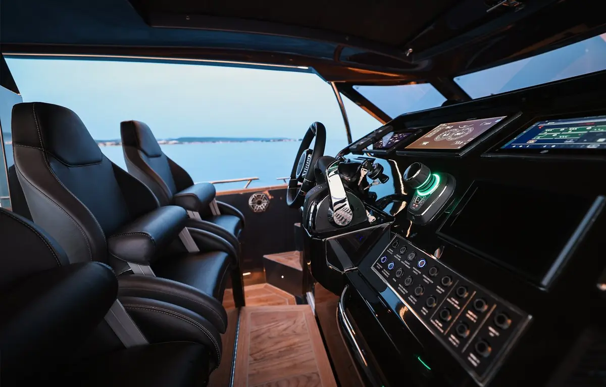 Forza 37, salon — Cannes Yachst hire, Cannes. Forza 37 — 20m