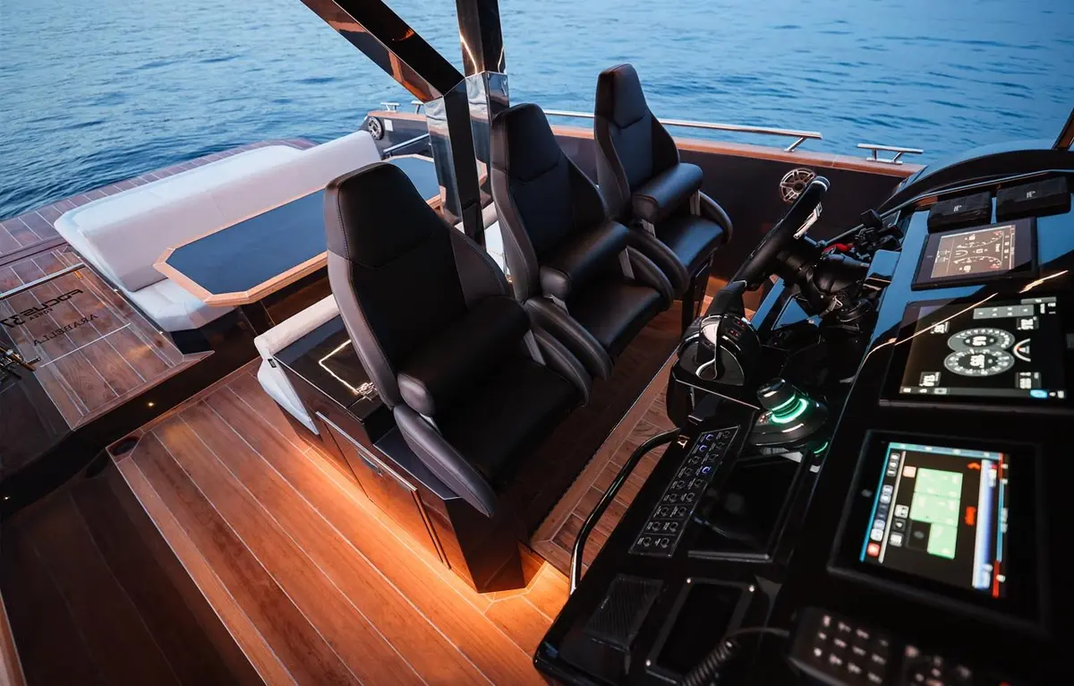 Forza 37, master cabin — Cannes Yachst hire, Cannes. Forza 37 — 20m