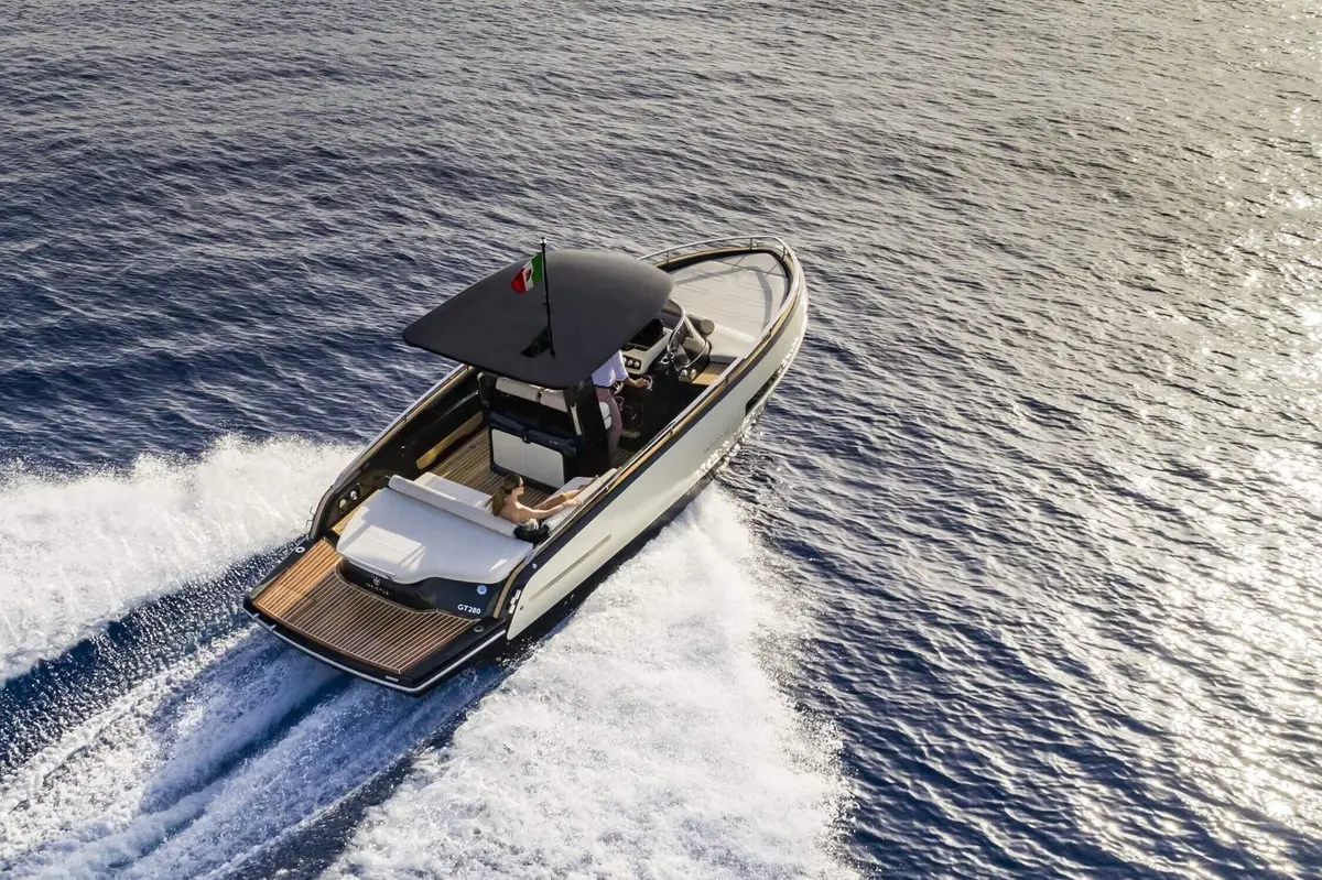 Invictus 280 GT, exterior — Cannes Yachst hire, Cannes. Invictus 280 GT — 8.9m