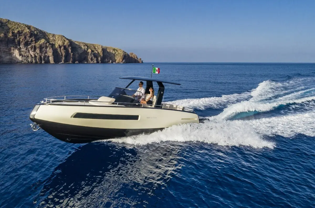 Invictus 280 GT, main deck — Cannes Yachst hire, Cannes. Invictus 280 GT — 8.9m