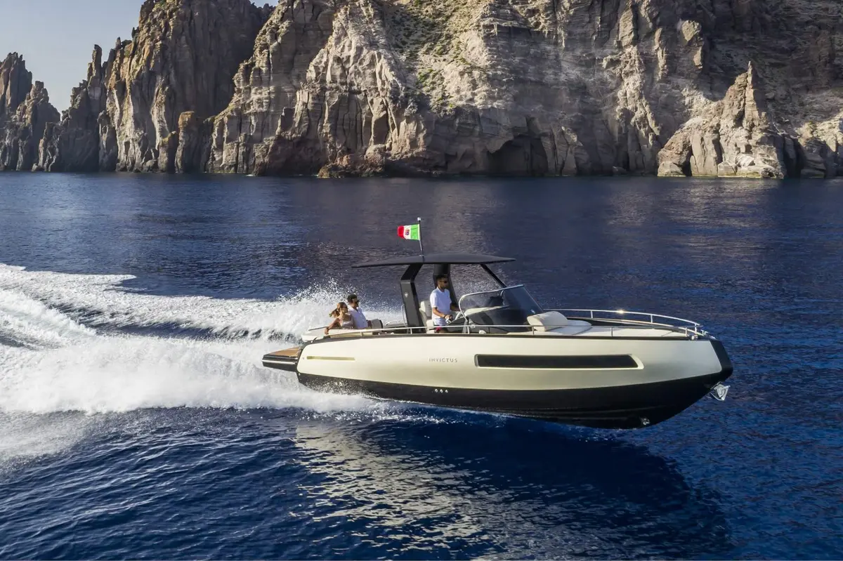 Invictus 280 GT, aft deck — Cannes Yachst hire, Cannes. Invictus 280 GT — 8.9m