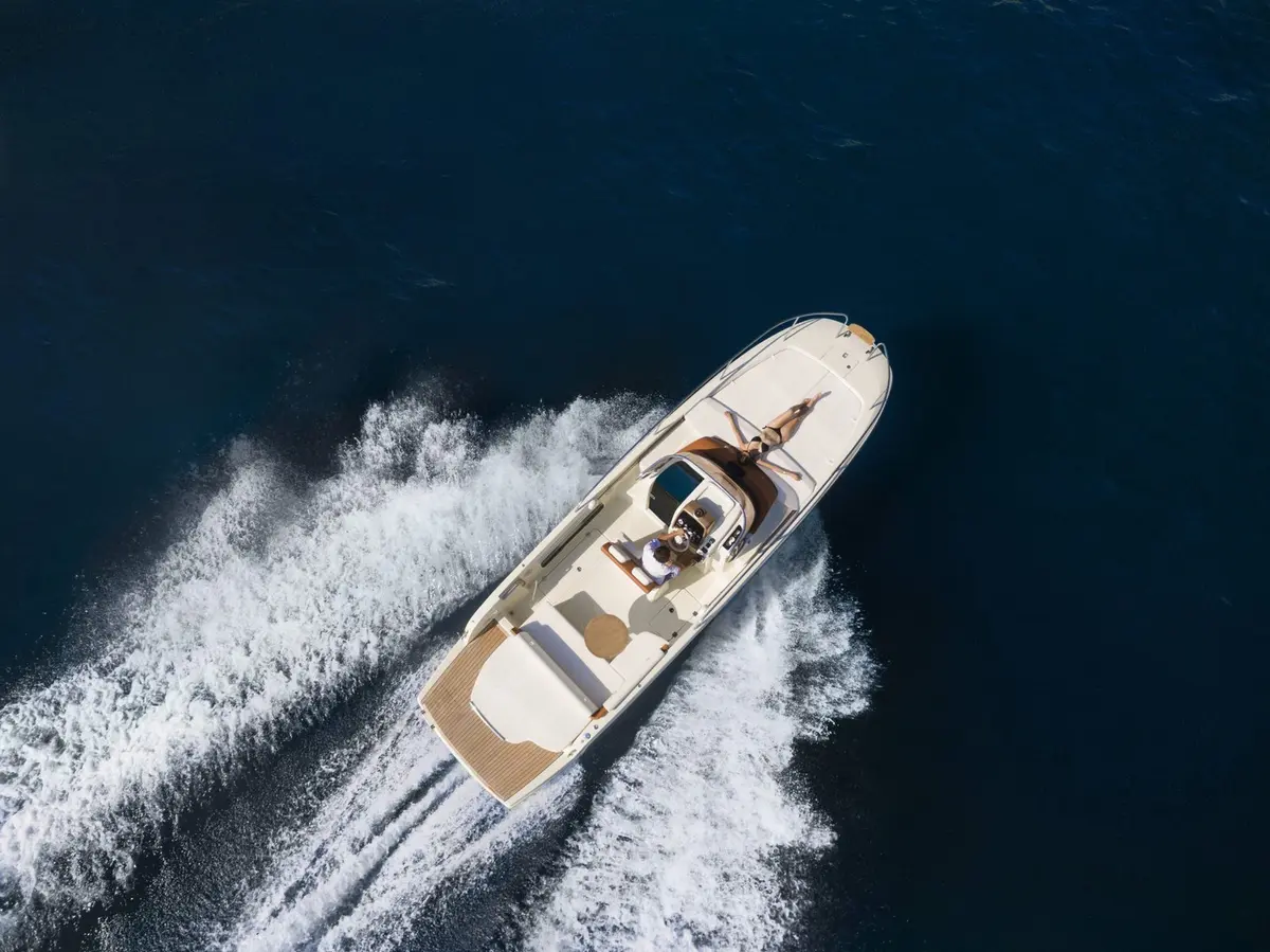 Invictus 280, main deck — Cannes Yachst hire, Cannes. Invictus 280 — 9m