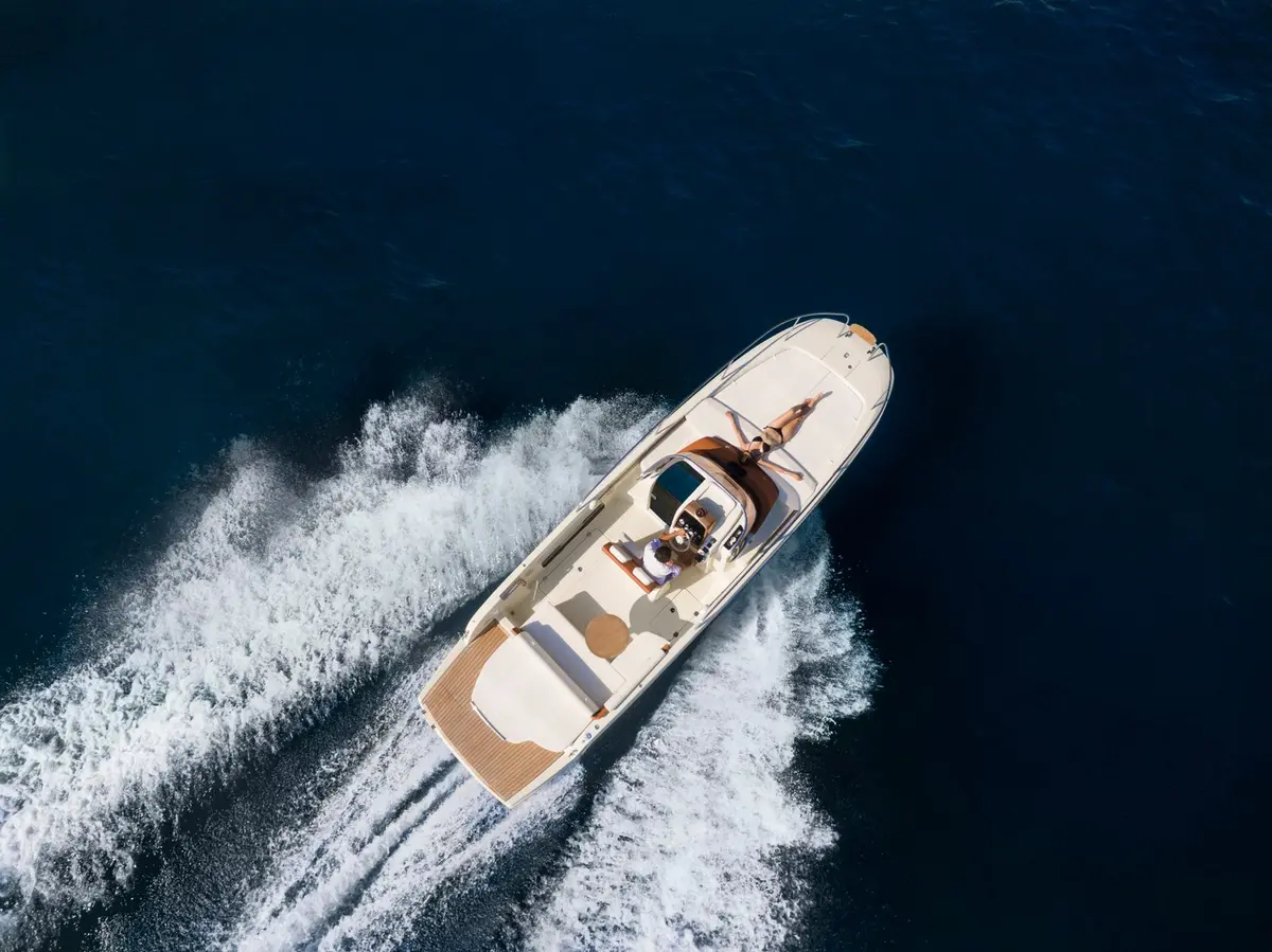 Invictus 280, aft deck — Cannes Yachst hire, Cannes. Invictus 280 — 9m