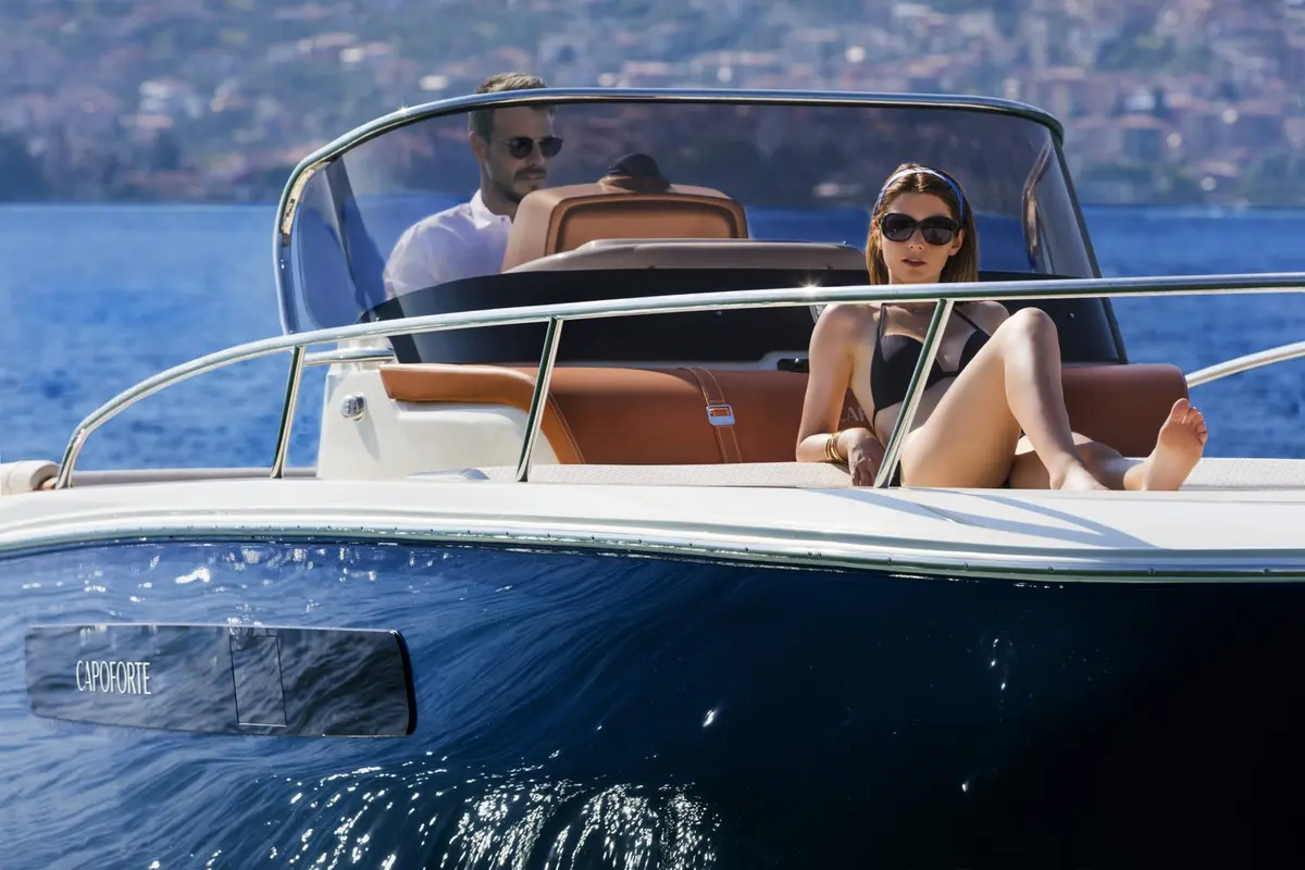 Invictus 280, salon — Cannes Yachst hire, Cannes. Invictus 280 — 9m
