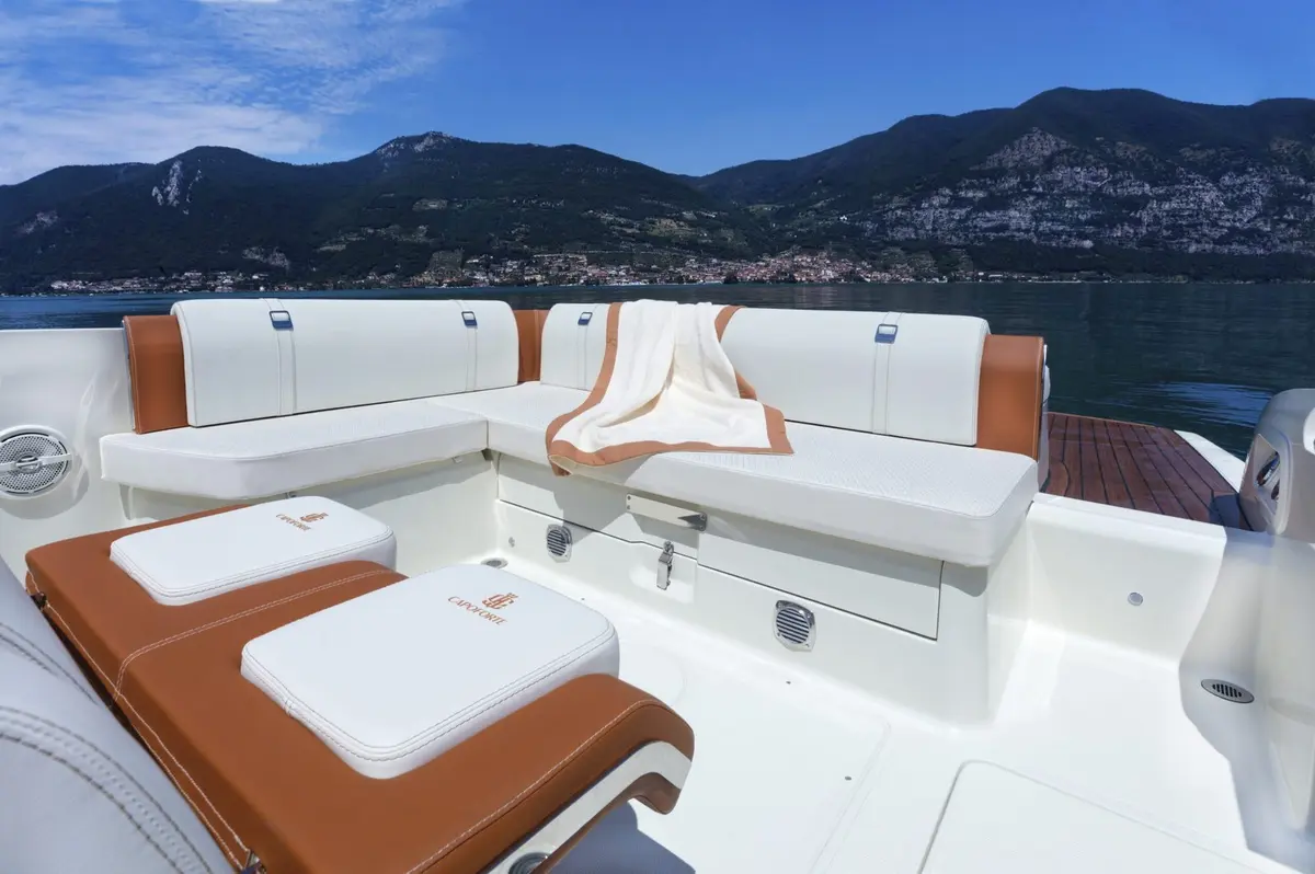 Invictus 280, flybridge — Cannes Yachst hire, Cannes. Invictus 280 — 9m