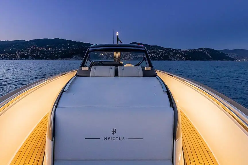 Invictus 460, salon — Cannes Yachst hire, Cannes. Invictus 460 — 14.4m