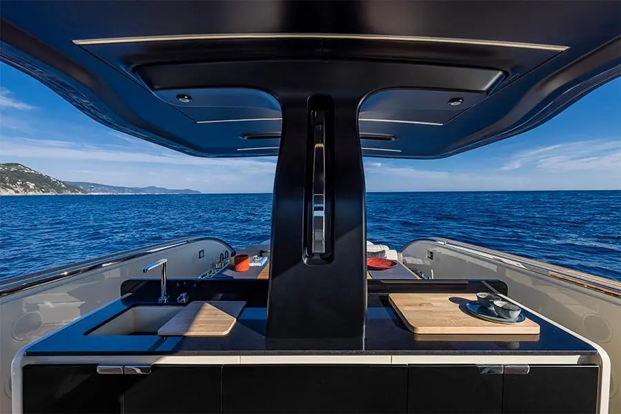 Invictus 460, flybridge — Cannes Yachst hire, Cannes. Invictus 460 — 14.4m