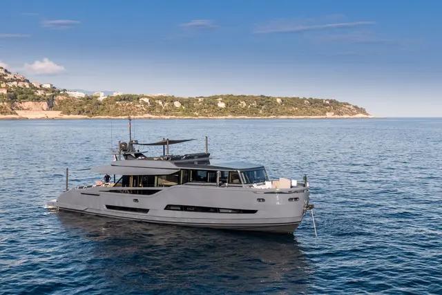 Extra 86 — Cannes Yachst hire, Канны