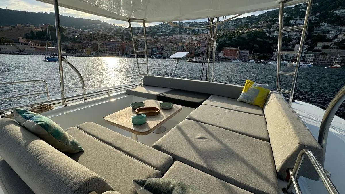 Lagoon 5.1, кормовая палуба — Cannes Yachst hire, Канны. Lagoon 5.1 — 14m