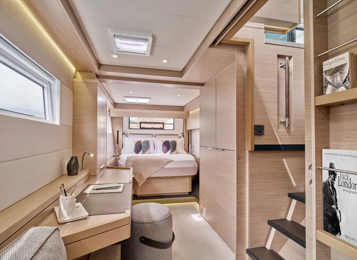 Lagoon 5.1, флайбридж — Cannes Yachst hire, Канны. Lagoon 5.1 — 14m