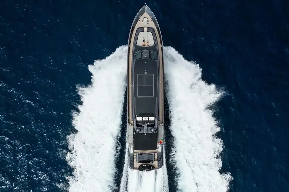 Leopard 31, кормовая палуба — Cannes Yachst hire, Канны. Leopard 31 — 31m