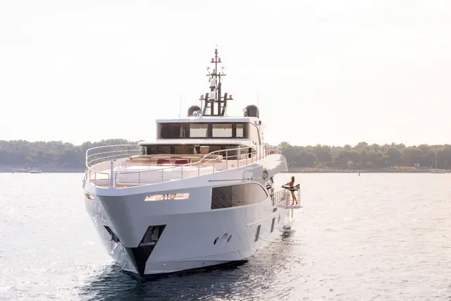 Majesty 100 — Cannes Yachst hire, Канны