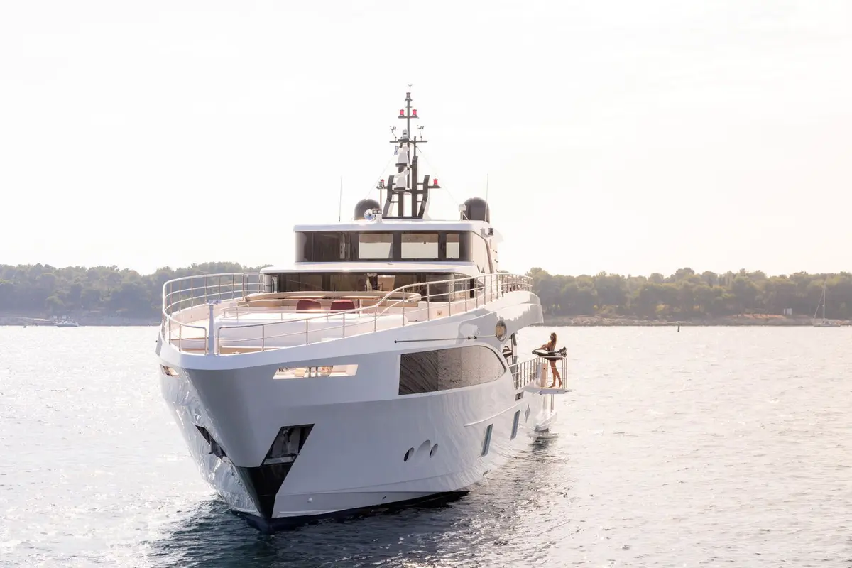 Majesty 100, внешний вид — Cannes Yachst hire, Канны. Majesty 100 — 32m