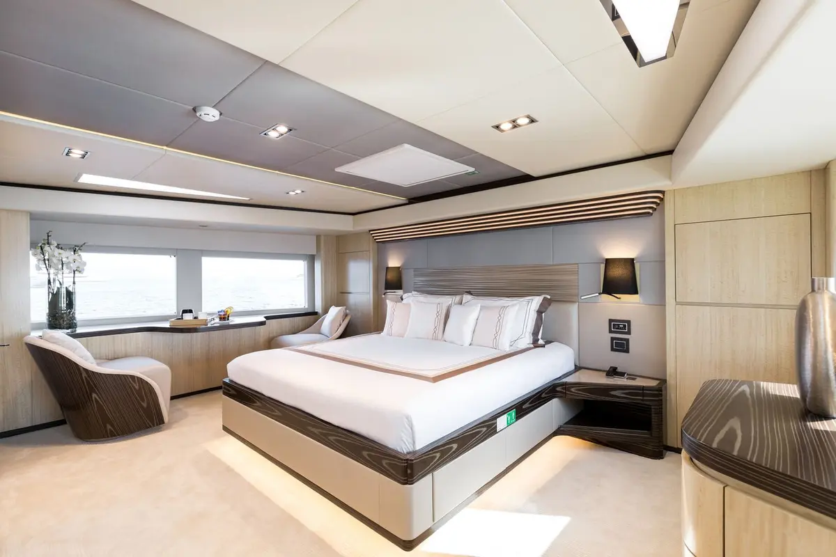 Majesty 100, салон — Cannes Yachst hire, Канны. Majesty 100 — 32m