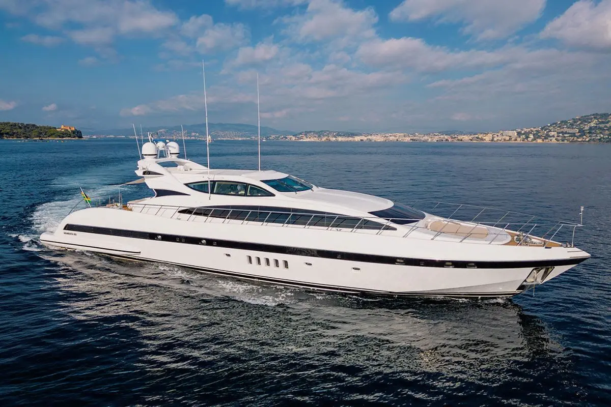 Mangusta 105, exterior — Cannes Yachst hire, Cannes. Mangusta 105 — 31m