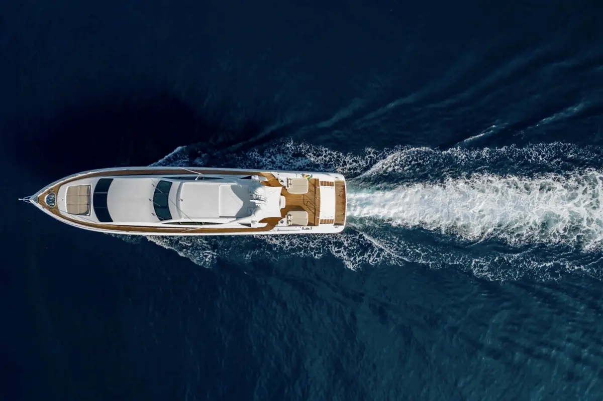 Mangusta 105, cubierta principal — Cannes Yachst hire, Cannes. Mangusta 105 — 31m