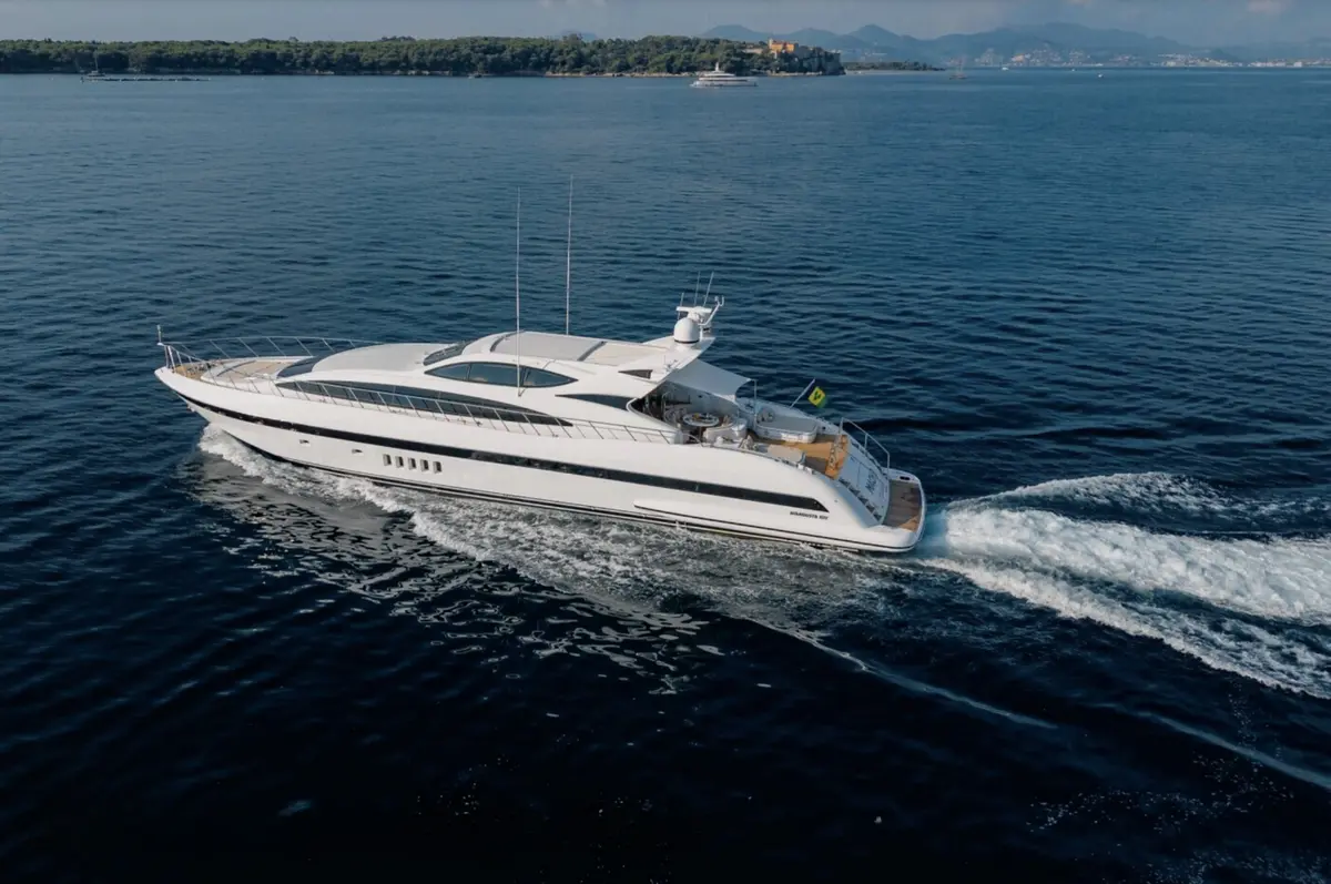 Mangusta 105, cubierta de popa — Cannes Yachst hire, Cannes. Mangusta 105 — 31m