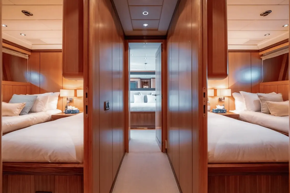 Mangusta 105, salón — Cannes Yachst hire, Cannes. Mangusta 105 — 31m