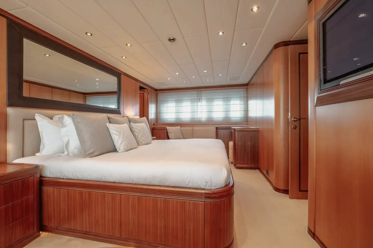 Mangusta 105, camarote principal — Cannes Yachst hire, Cannes. Mangusta 105 — 31m