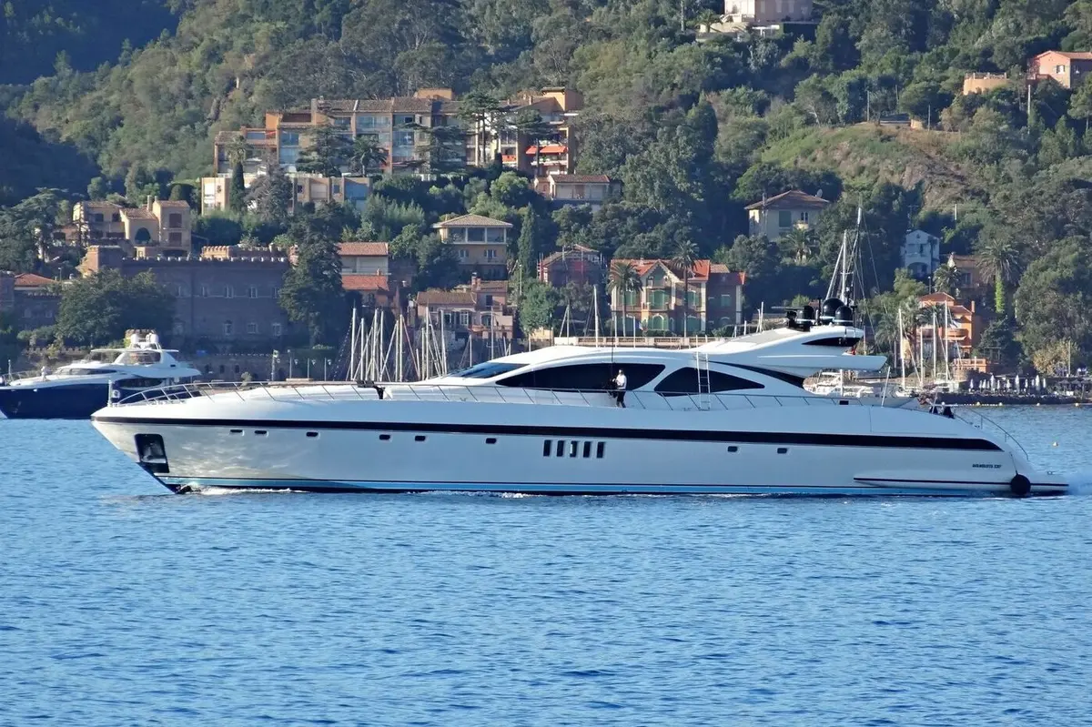 Mangusta 130, кормовая палуба — Cannes Yachst hire, Канны. Mangusta 130 — 40m