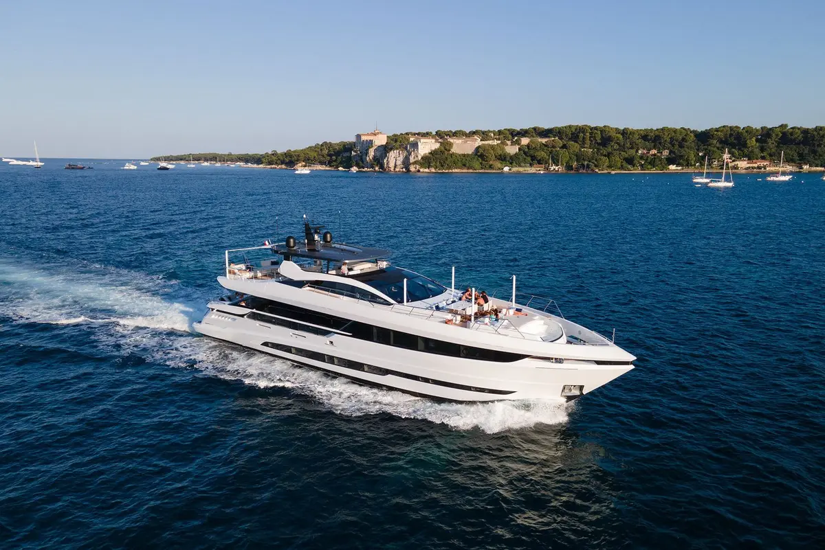 Mangusta 33, exterior — Cannes Yachst hire, Cannes. Mangusta 33 — 33m