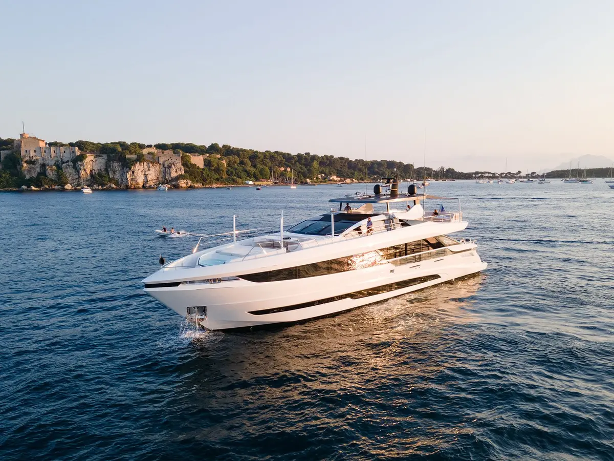 Mangusta 33, main deck — Cannes Yachst hire, Cannes. Mangusta 33 — 33m