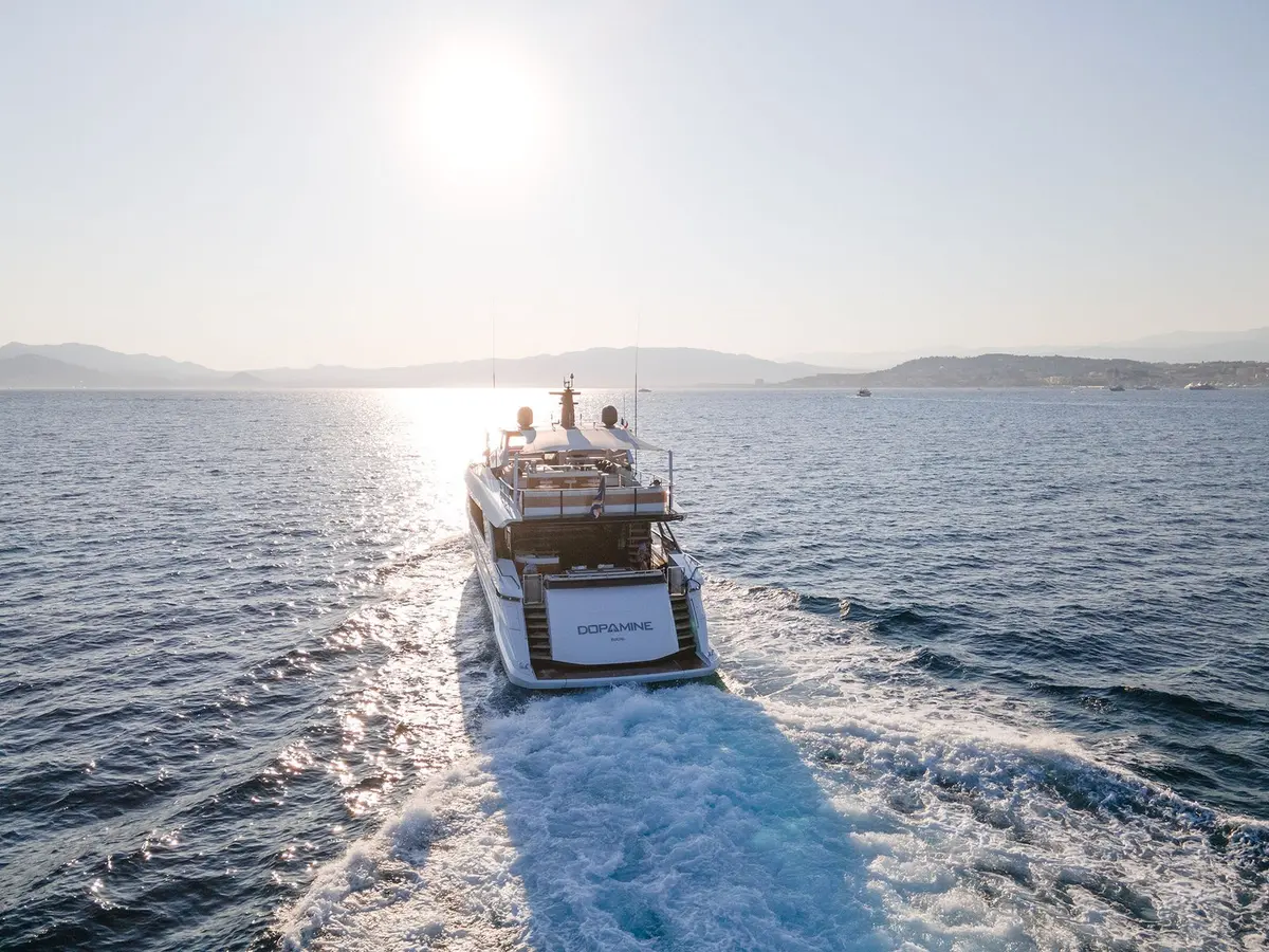 Mangusta 33, salon — Cannes Yachst hire, Cannes. Mangusta 33 — 33m