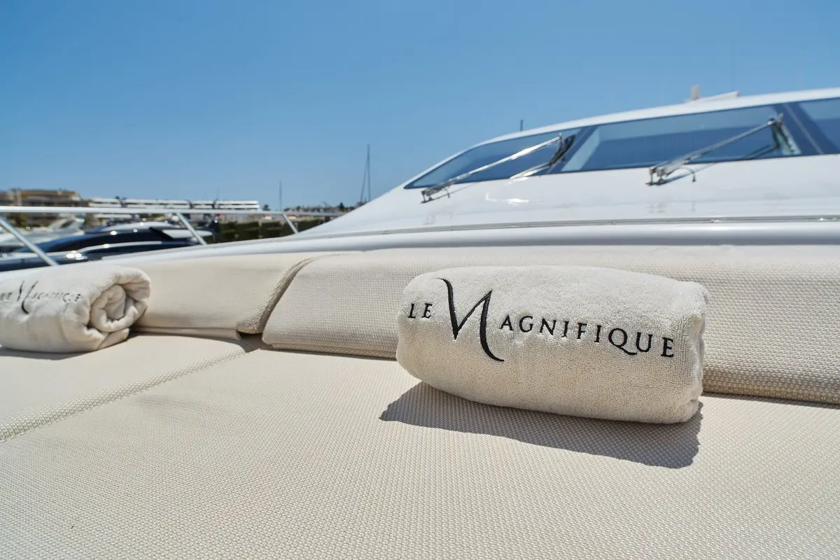 Mangusta 108, главная палуба — Cannes Yachst hire, Канны. Mangusta 108 — 33m