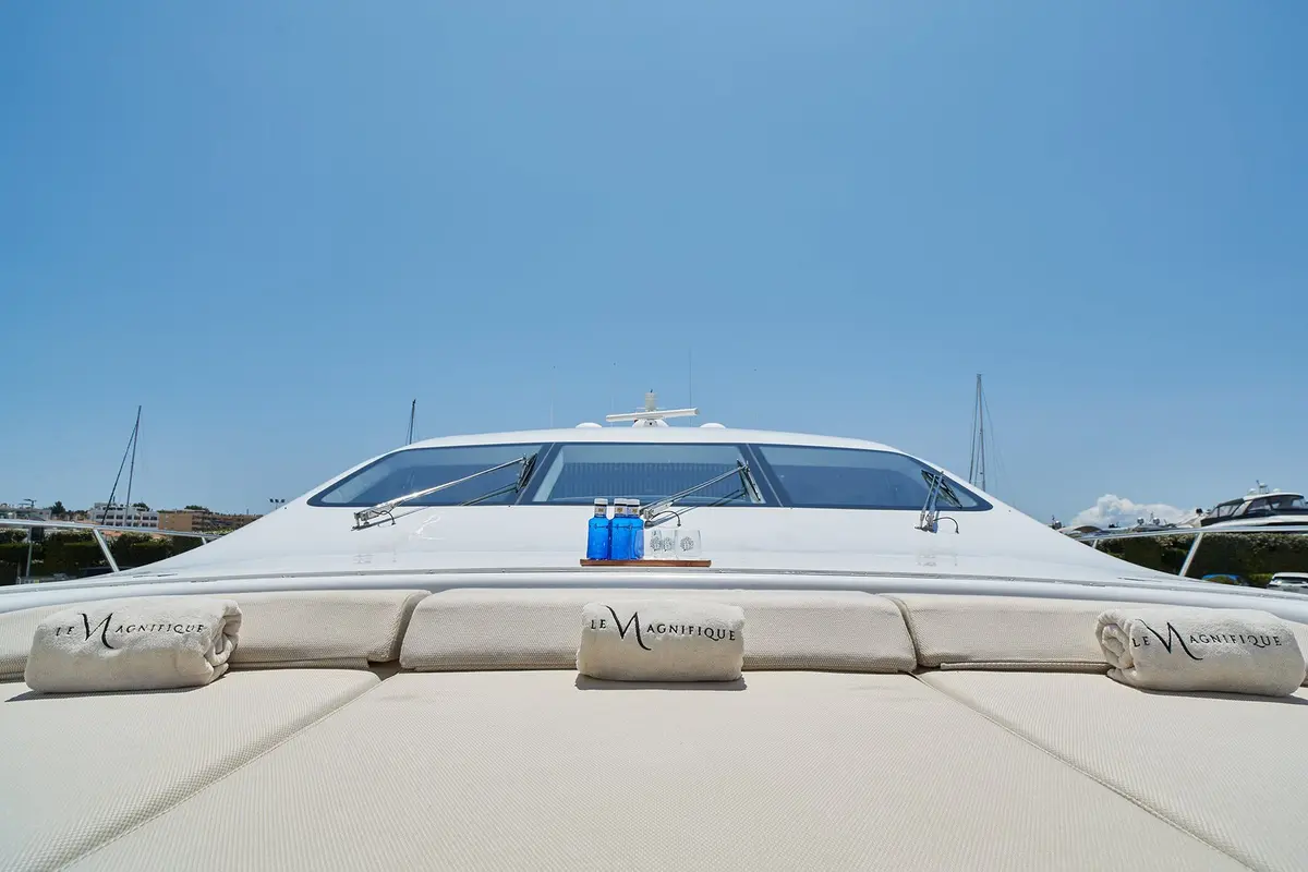 Mangusta 108, кормовая палуба — Cannes Yachst hire, Канны. Mangusta 108 — 33m