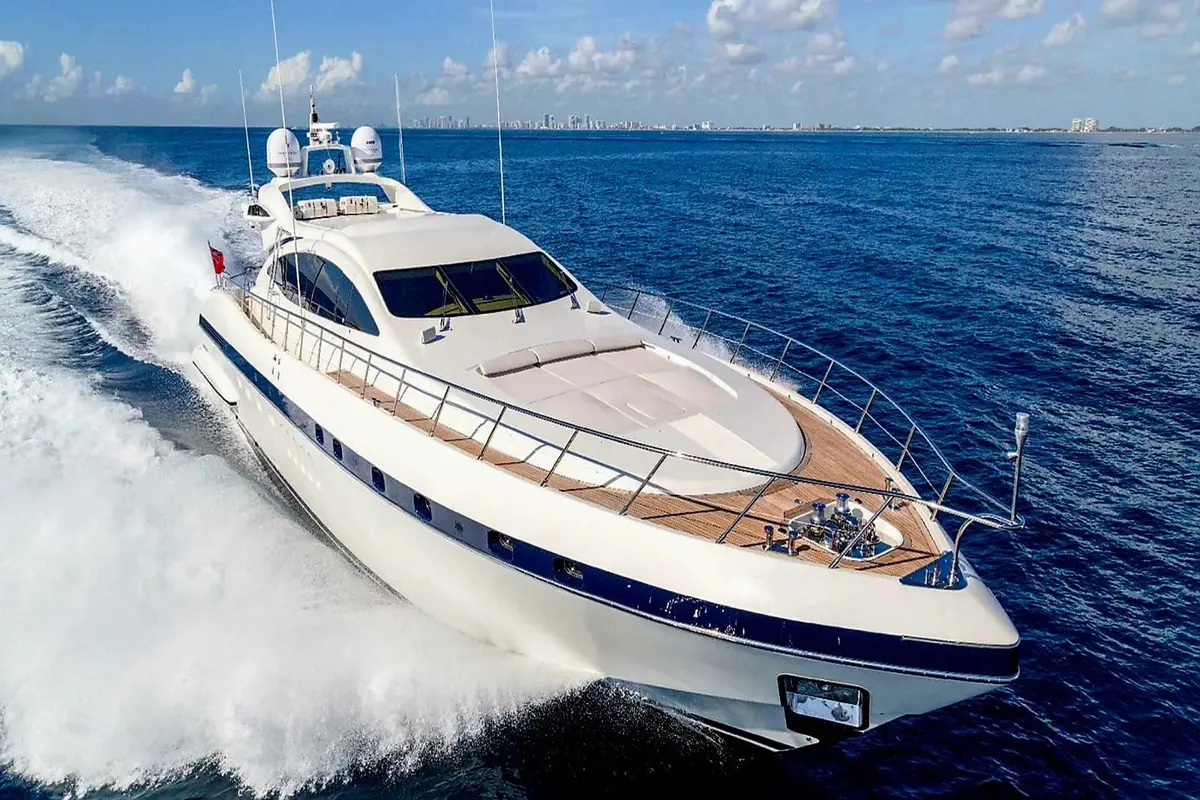 Mangusta 92, cubierta principal — Cannes Yachst hire, Cannes. Mangusta 92 — 28m