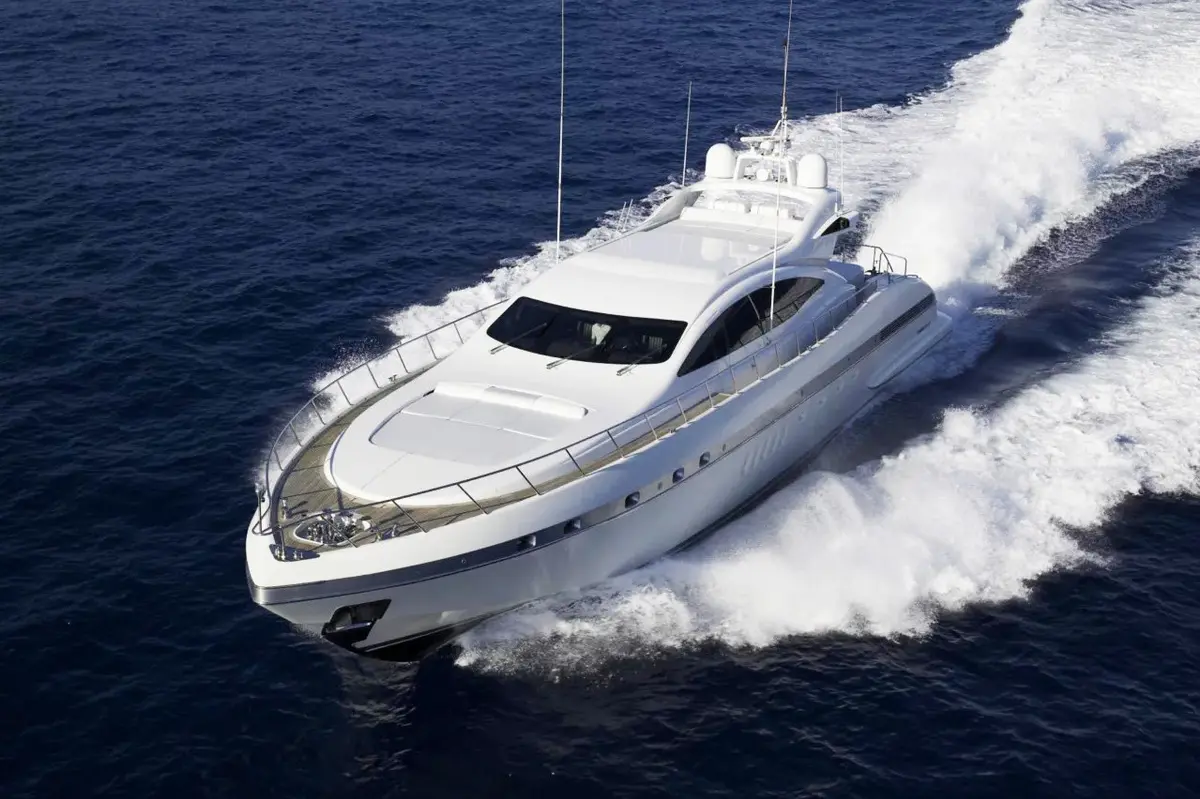 Mangusta 92, cubierta de popa — Cannes Yachst hire, Cannes. Mangusta 92 — 28m
