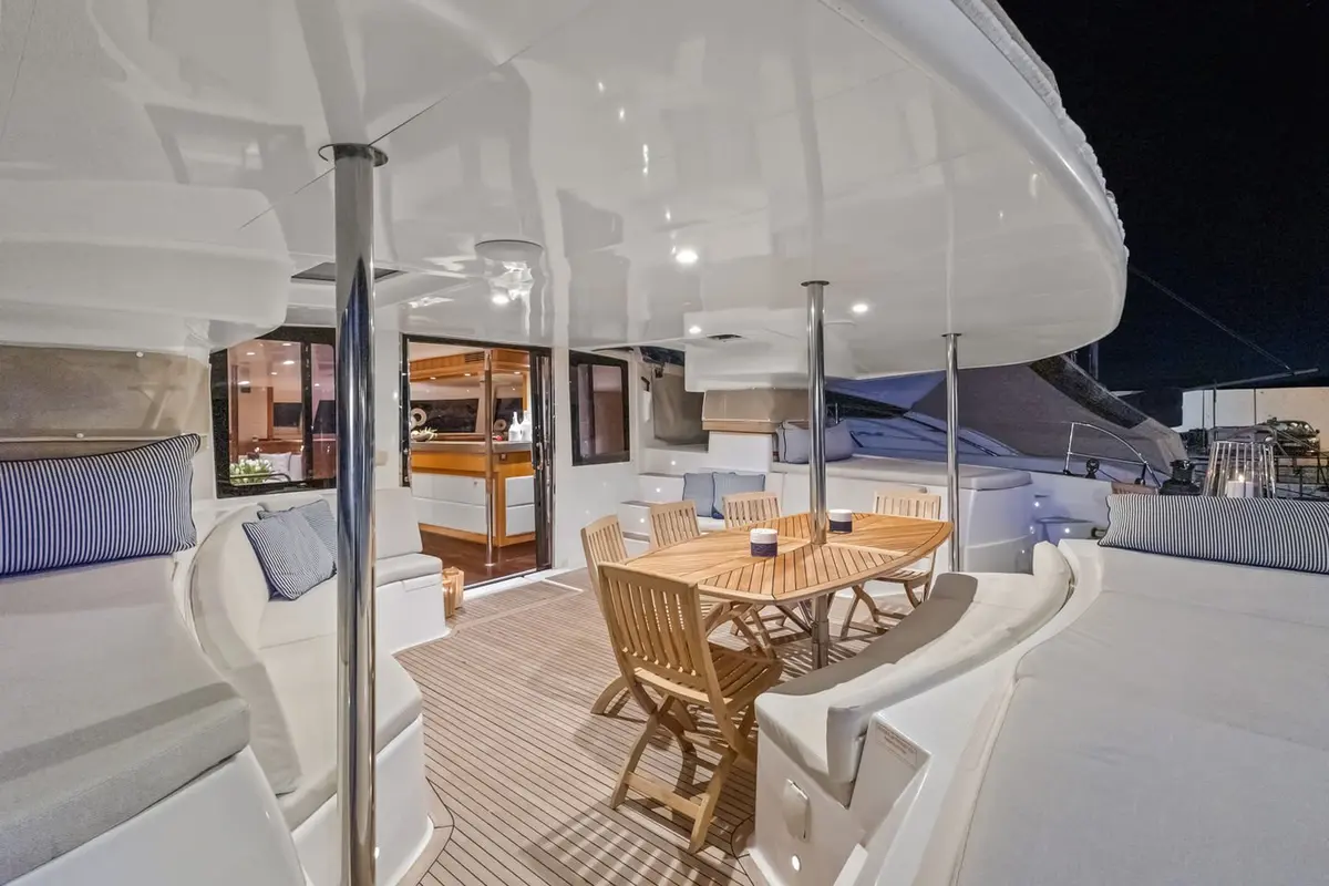 Moby-Dick, флайбридж — Cannes Yachst hire, Канны. Moby-Dick — 20m
