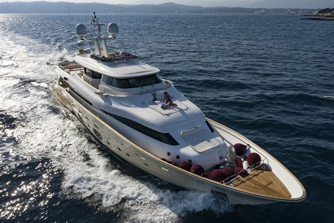 Navetta 33, cubierta de popa — Cannes Yachst hire, Cannes. Navetta 33 — 33m