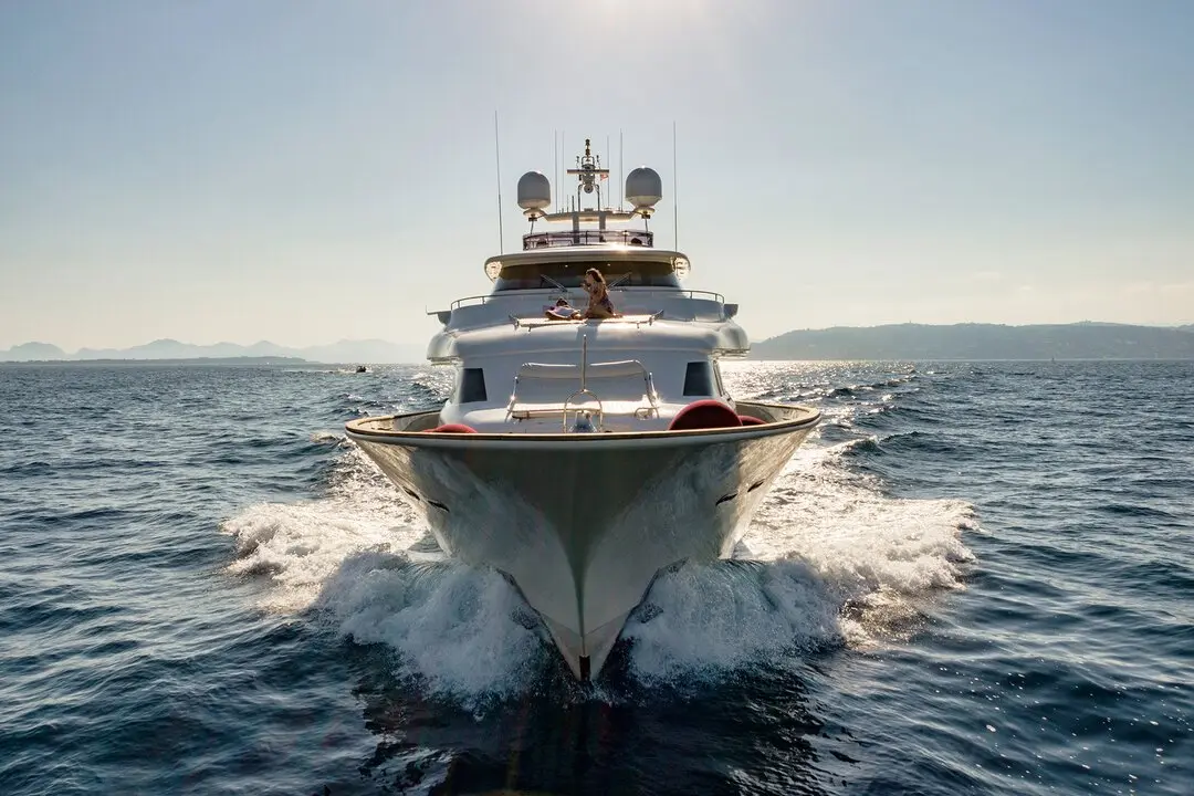 Navetta 33, camarote principal — Cannes Yachst hire, Cannes. Navetta 33 — 33m