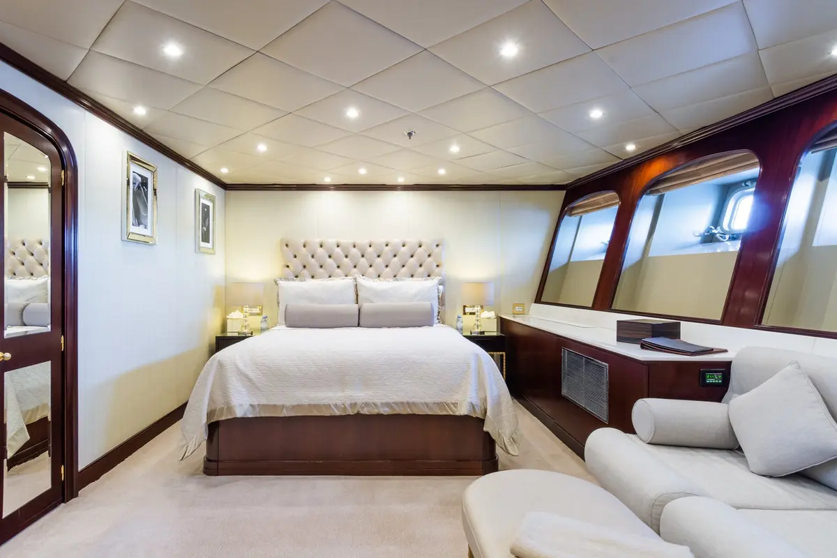 The Wellesley, флайбридж — Cannes Yachst hire, Канны. The Wellesley — 56m